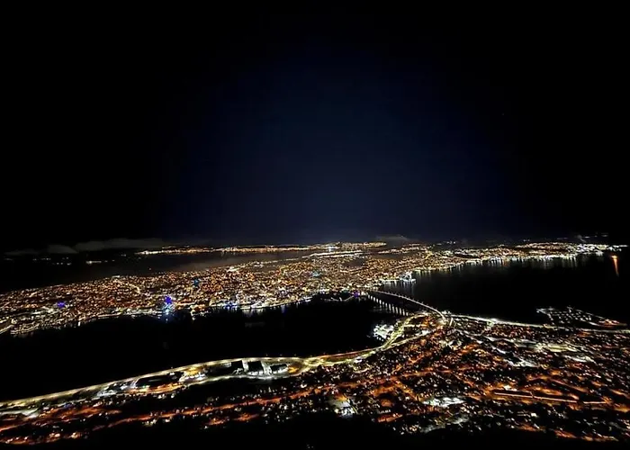 And Spacious 4-bedroom In Apartamento